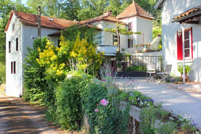 Charming ensemble with main house and 5 studio's in the Lot Valley