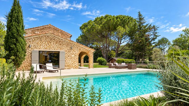 Renovated Provençal farmhouse near Vaison