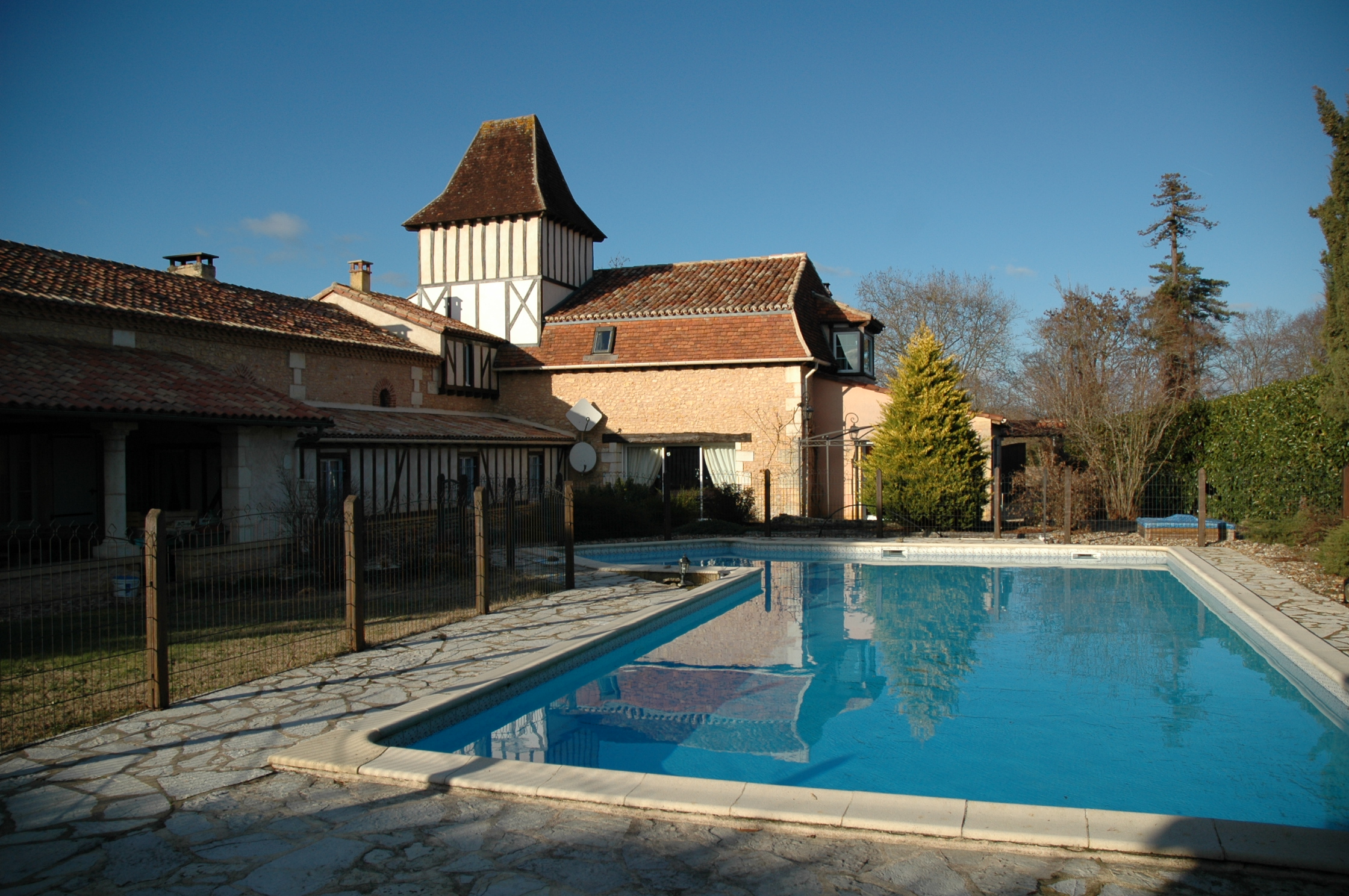 For sale, Dordogne house with pool near Vergt Tower 4 Bedrooms