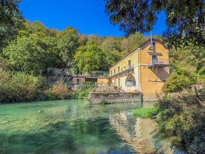Moulin à Eau Avec Complexe De Gîtes à Vendre Bel Emplacement Sur La Rivière Sarthe