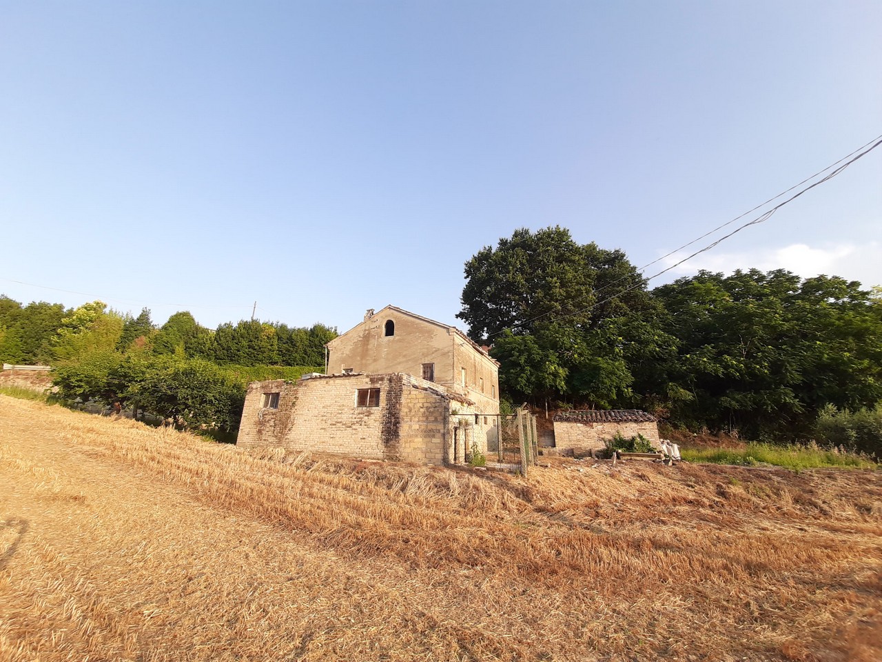 Farmhouse to restore with hills view and land for sale in Moregnano di