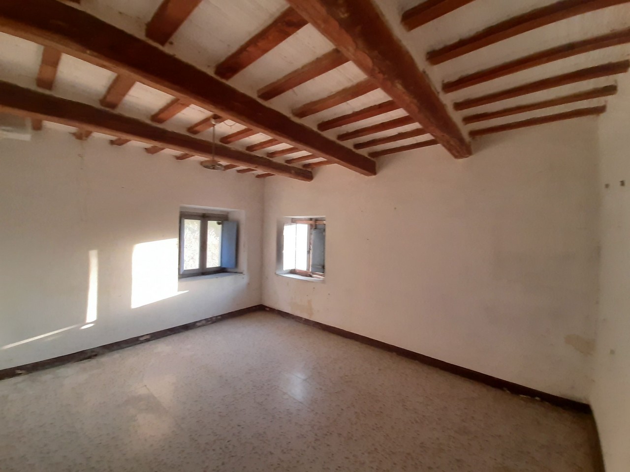 Farmhouse to restore with hills view and land for sale in Moregnano di
