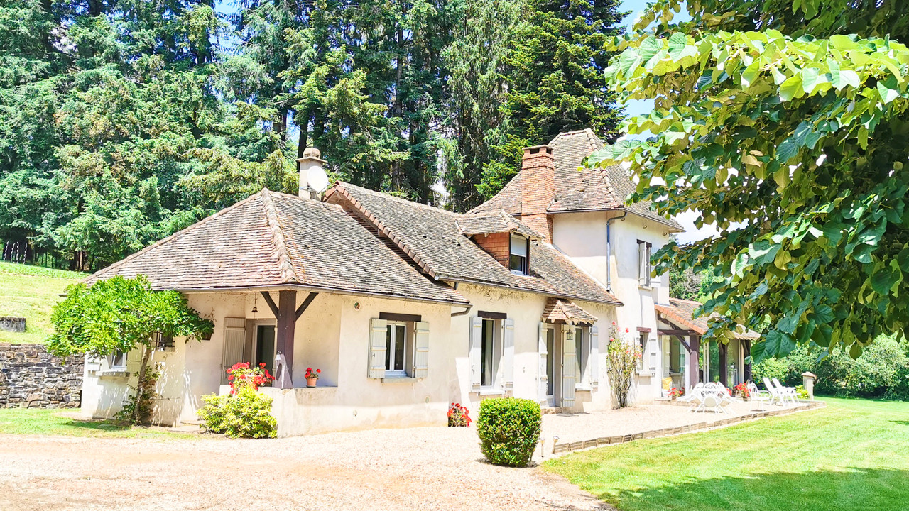 Belle maison au bord du lac à vendre sur près de 2,5 ha. Haute-Vienne