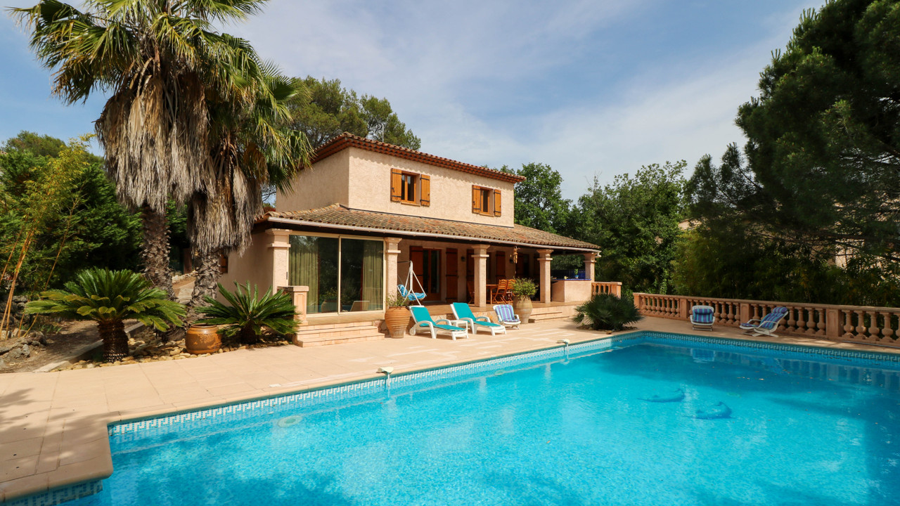 Four bedroom provencal style family villa with pool for sale. Var Moulin