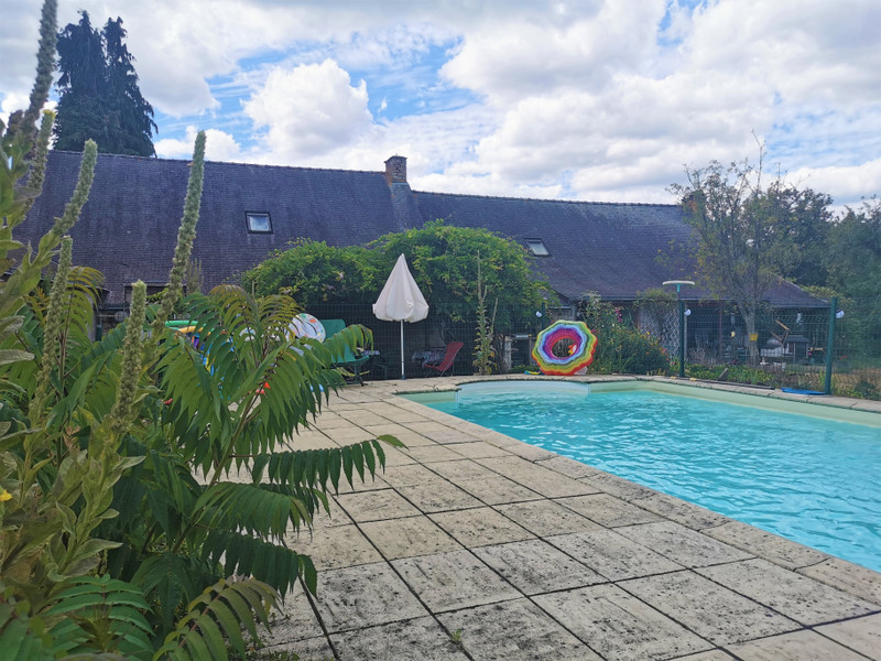 Country estate for sale on 20 ha with pool and lake. Morbihan Moulin