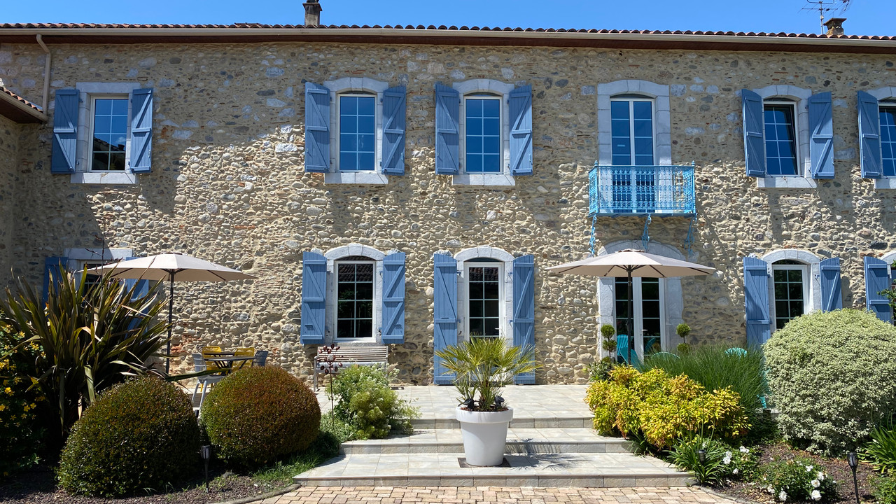 2 houses with pool and views of the Pyrenees for sale. Haute Garonne