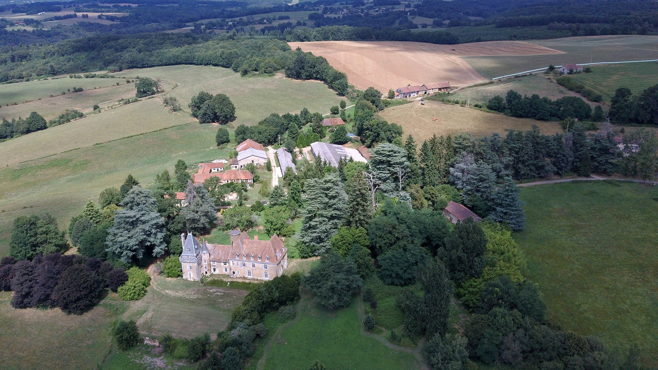 Elevated 16th Chateau in rural country estate of 3.6 ha. Dordogne Moulin