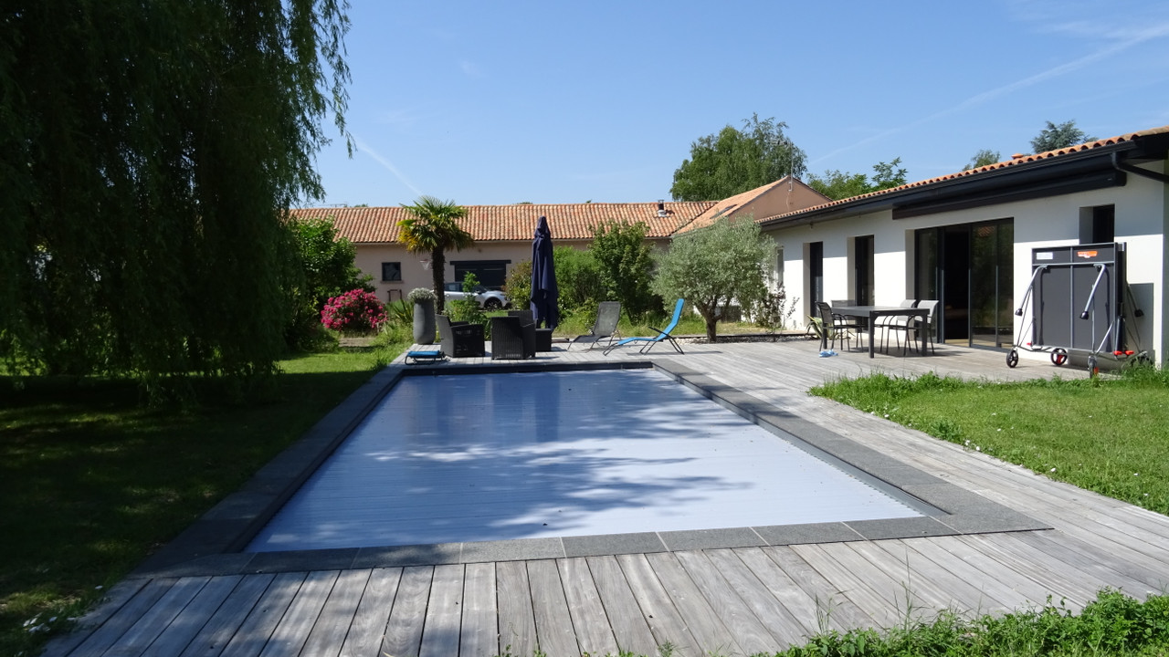 Beautiful property near Angoulême with outbuildings, swimming pool