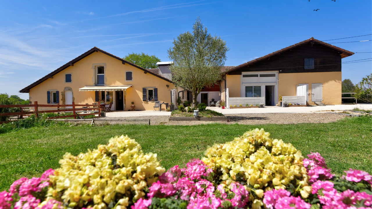 Real estate complex of seven apartments in a historic 17th century